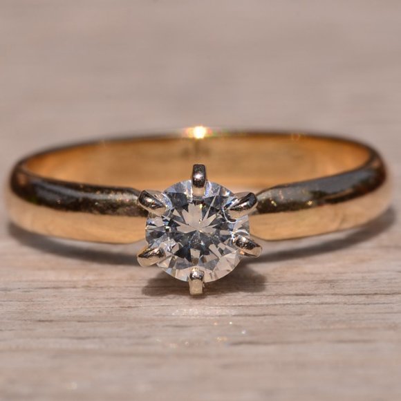 Yellow Gold Solitaire Engagement Ring with Round Brilliant Cut Natural Diamond